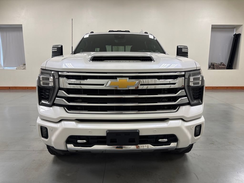 Used 2024 Chevrolet Silverado 2500 High Country w/ High Country Premium Package AWD/4WD image 3