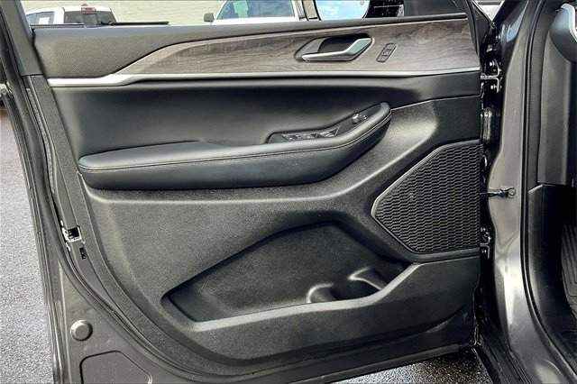 Used 2024 Jeep Grand Cherokee Limited w/ Trailer Tow Package image 24