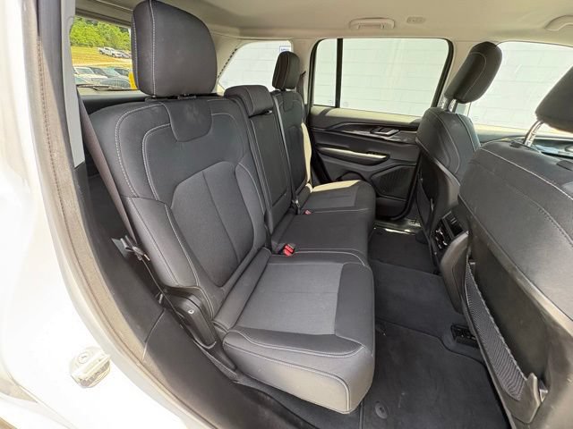 Used 2023 Jeep Grand Cherokee Laredo AWD/4WD image 23
