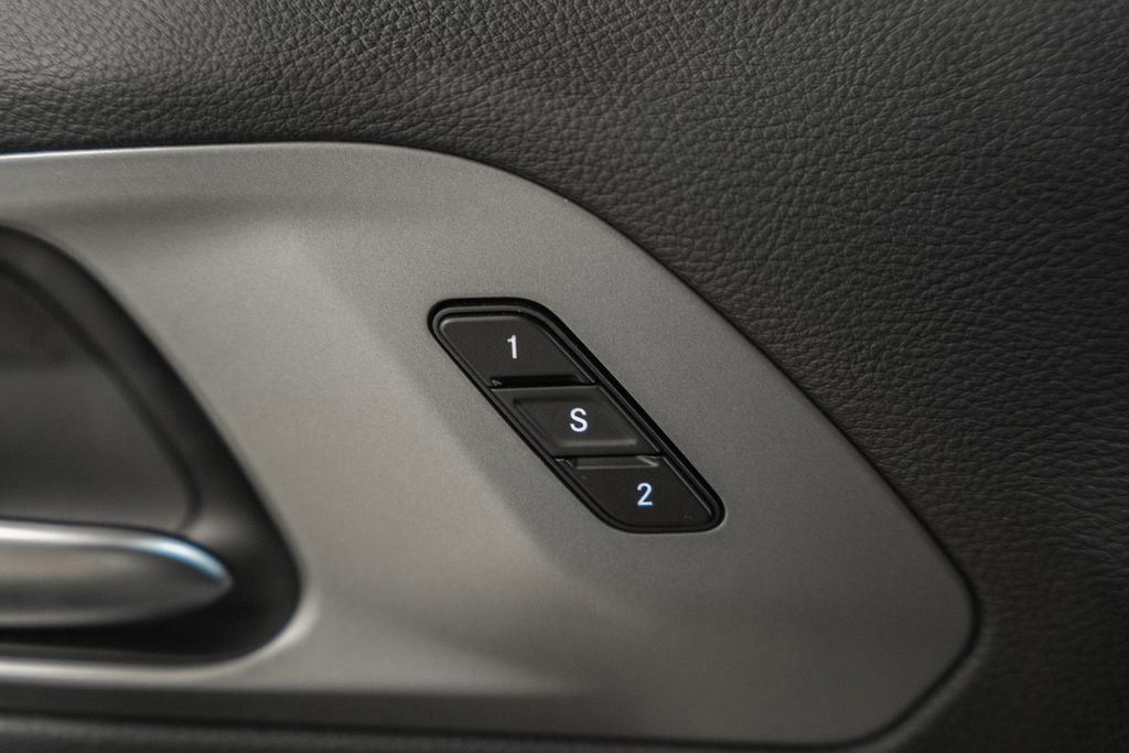 Used 2025 Chrysler Pacifica Select image 44