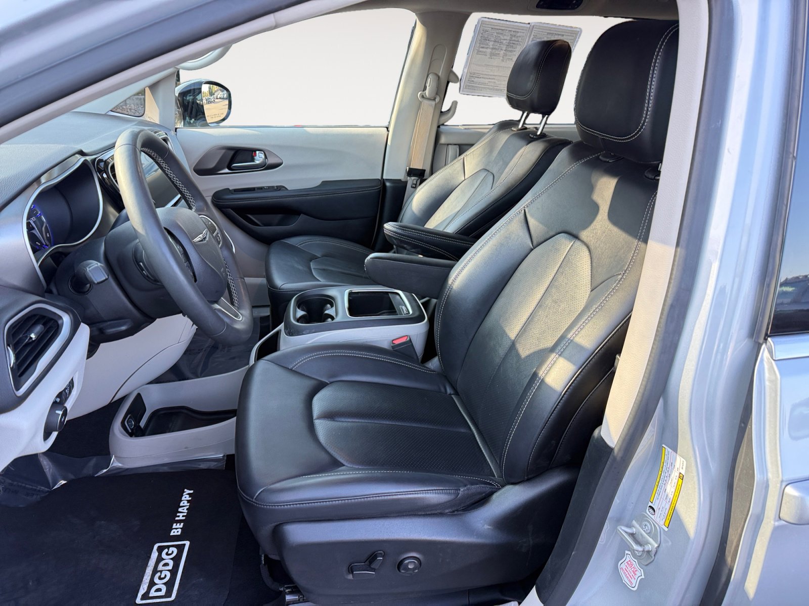 Used 2024 Chrysler Pacifica Touring-L image 10