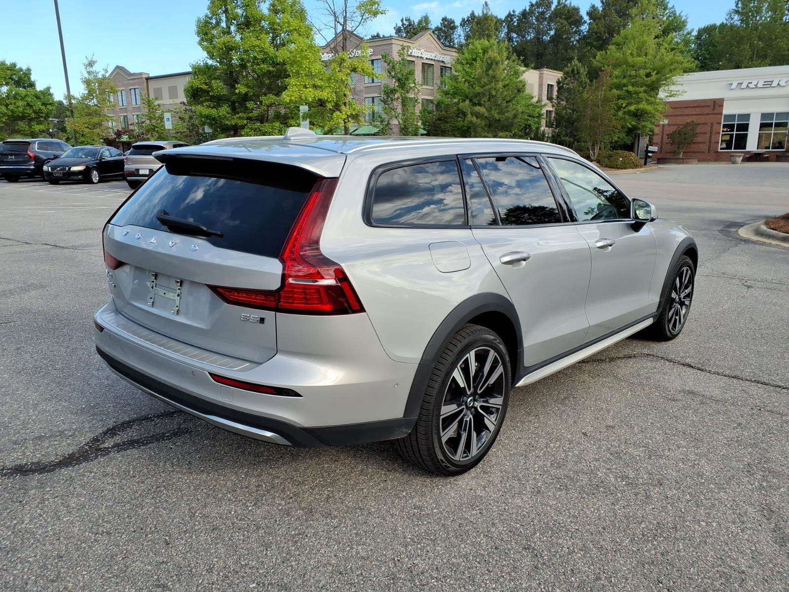 Used 2024 Volvo V60 B5 Cross Country Ultimate image 3
