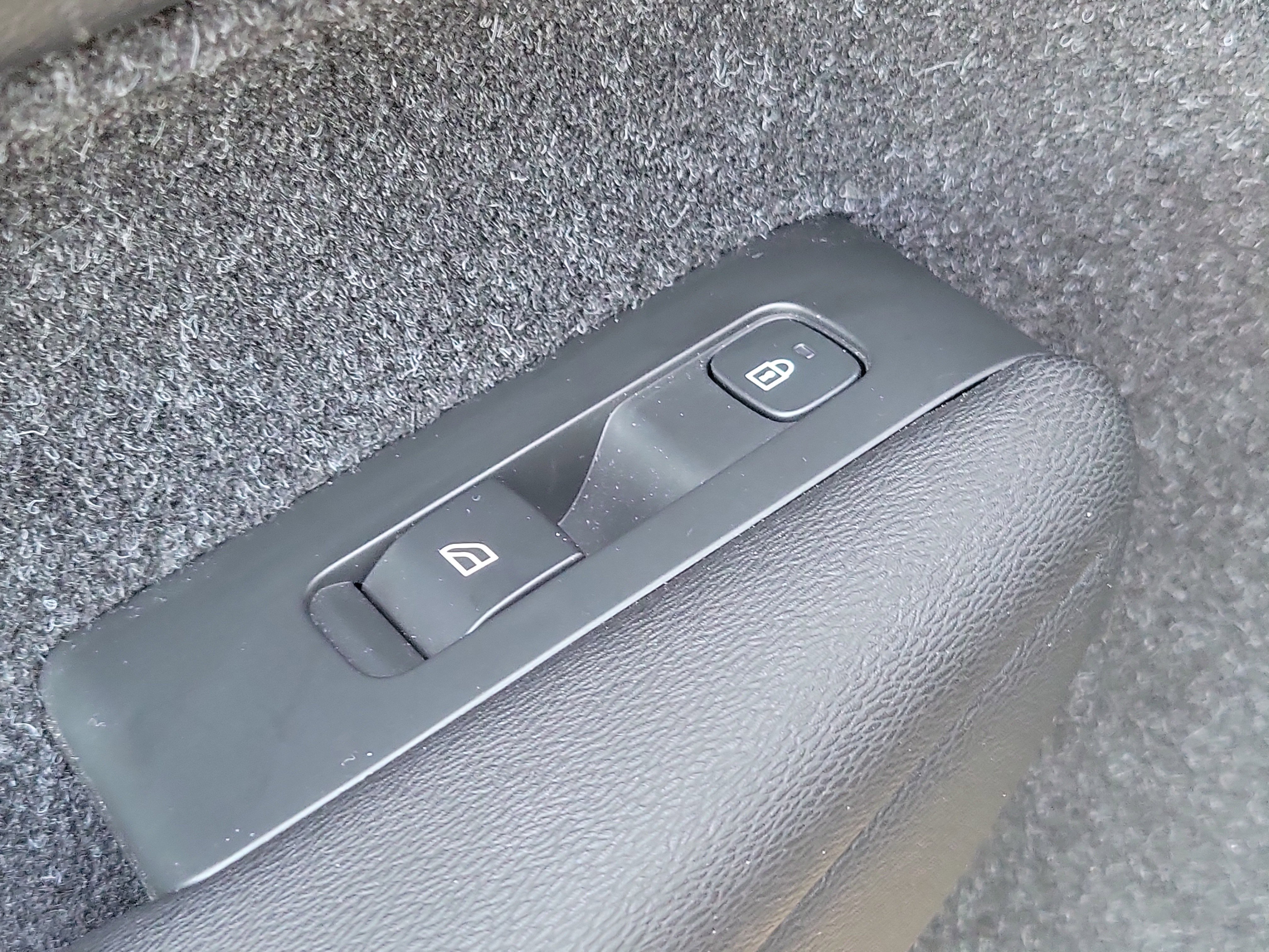 Used 2019 Volvo XC40 T5 R-Design image 18