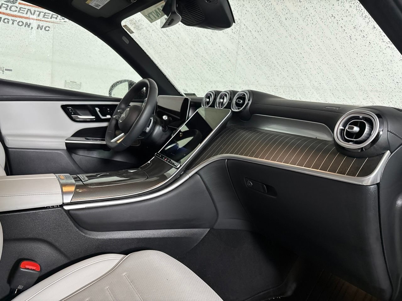 Used 2025 Mercedes-Benz GLC 300 4MATIC image 32