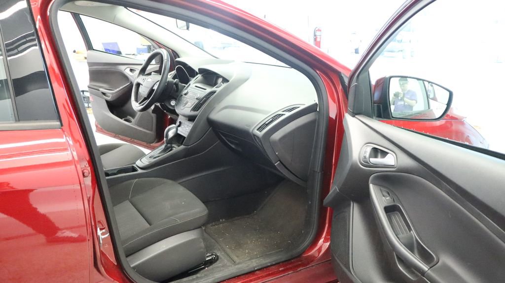 Used 2015 Ford Focus SE w/ SE Sport Package image 17