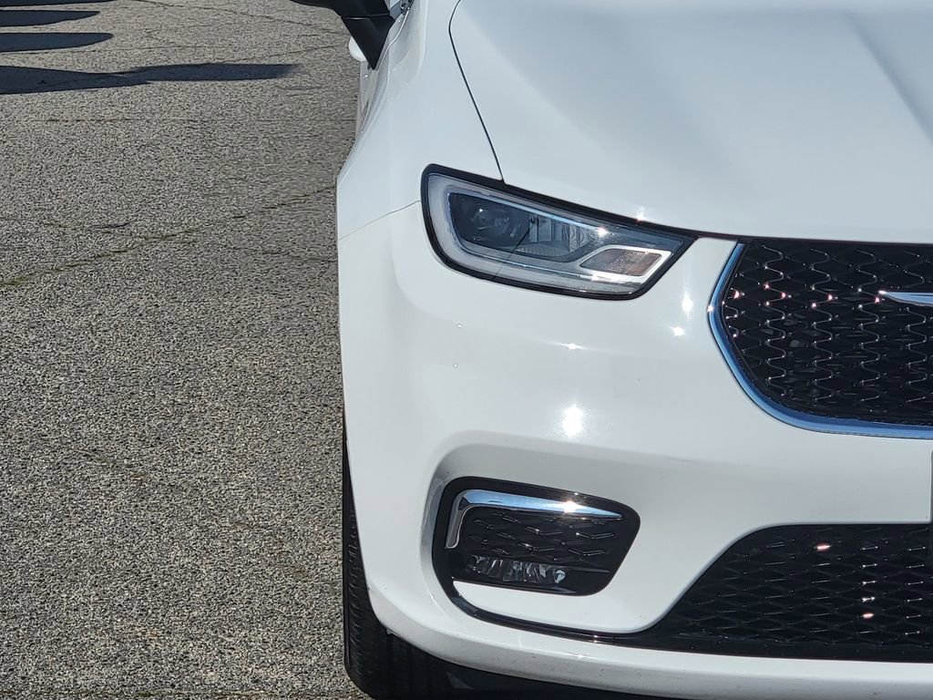 Certified 2023 Chrysler Pacifica Touring-L image 3