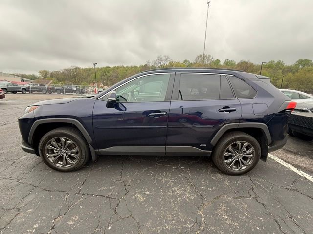 Used 2022 Toyota RAV4 XLE Premium AWD/4WD image 4