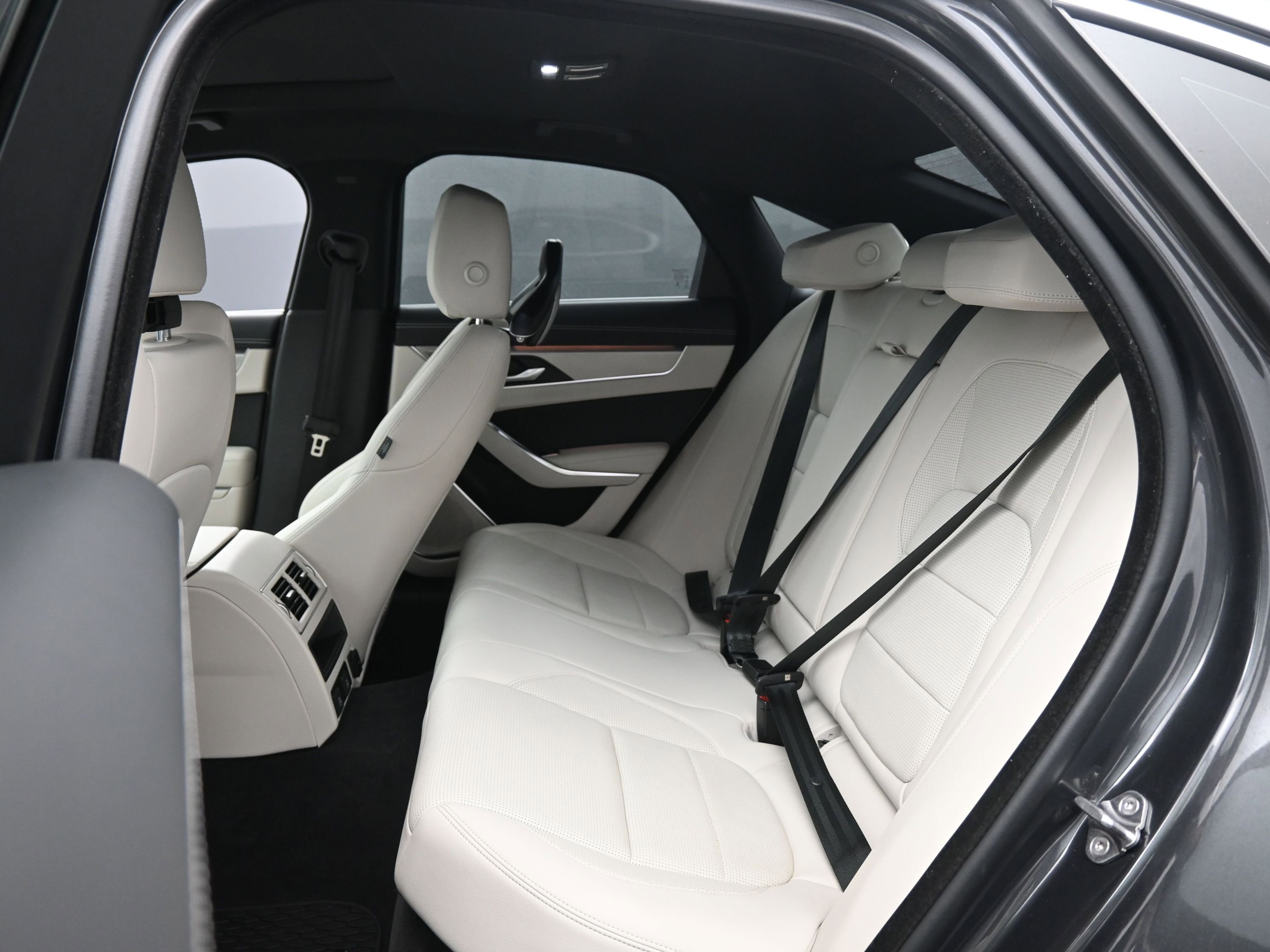 Used 2024 Jaguar XF R-Dynamic SE image 14