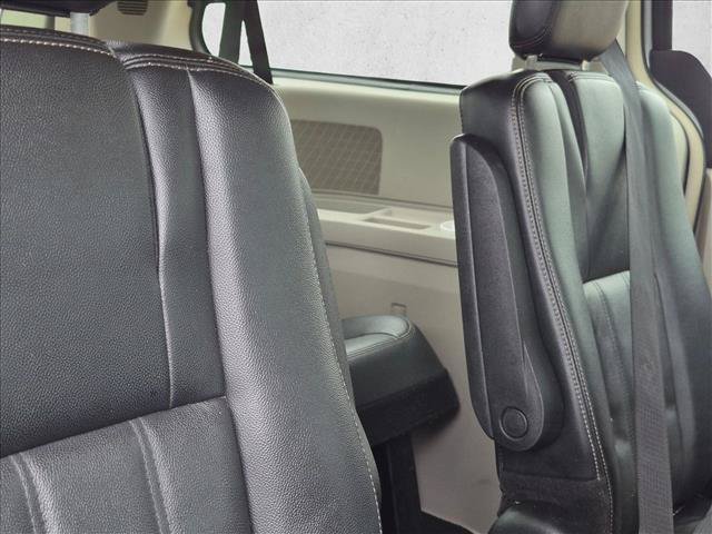 Used 2014 Chrysler Town & Country Touring FWD image 17