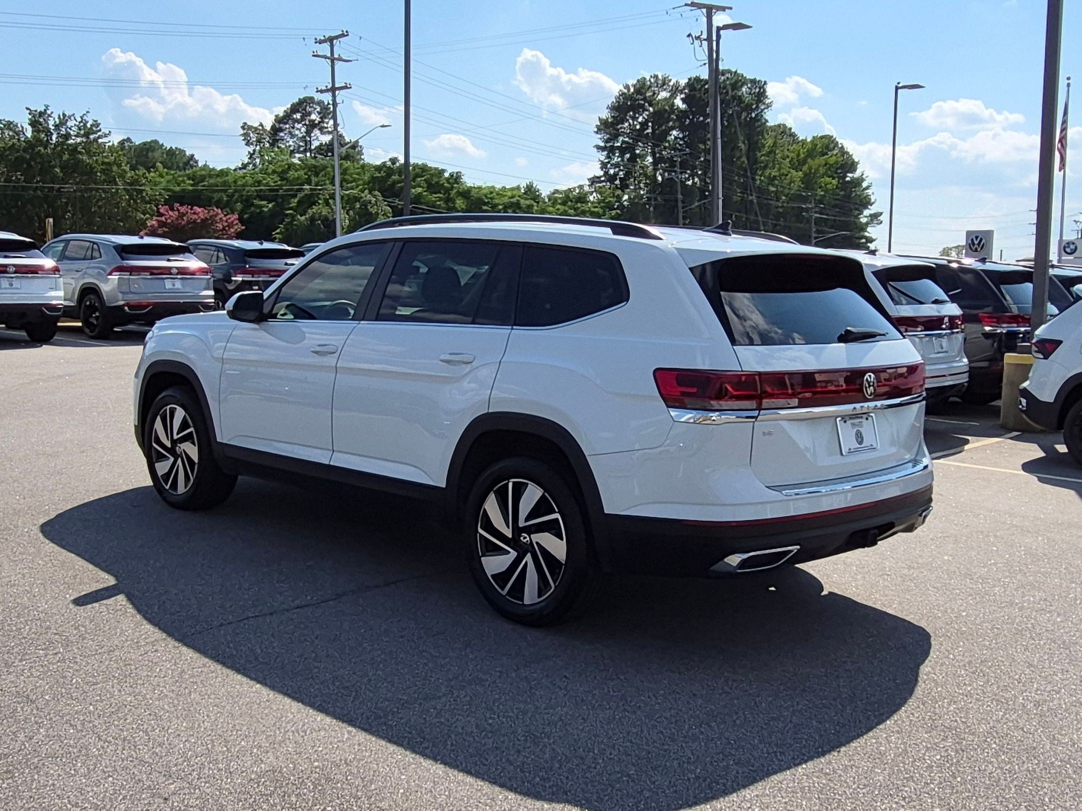 Used 2024 Volkswagen Atlas SE w/ Panoramic Sunroof Package FWD image 5