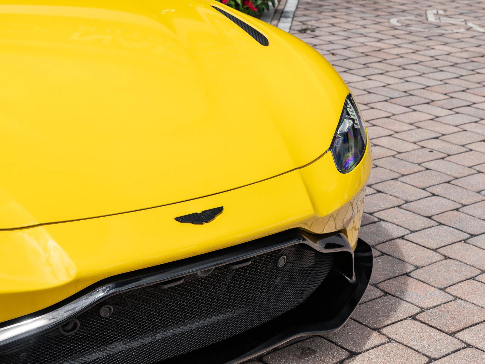 Used 2020 Aston Martin V8 Vantage Coupe image 9