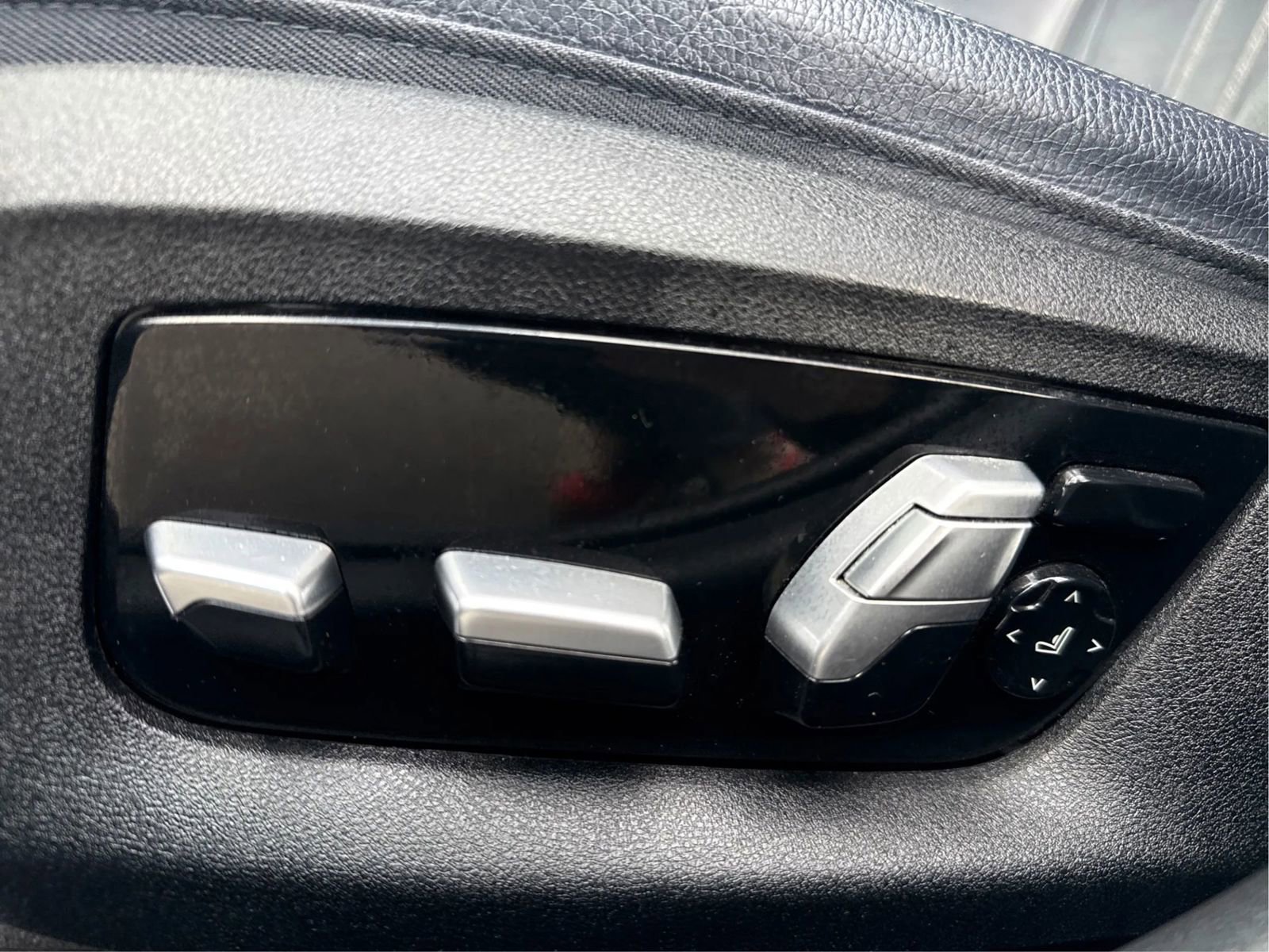 Used 2020 BMW M550i xDrive w/ Executive Package image 23