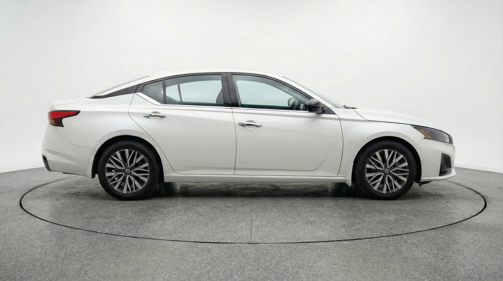 Used 2025 Nissan Altima 2.5 SV FWD image 11