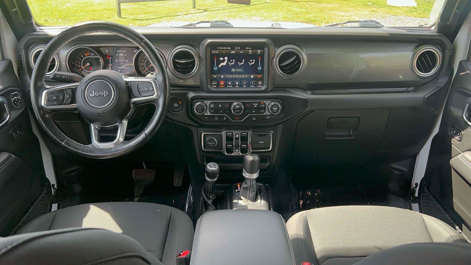 Used 2022 Jeep Wrangler Unlimited Sahara w/ Cold Weather Group AWD/4WD image 25