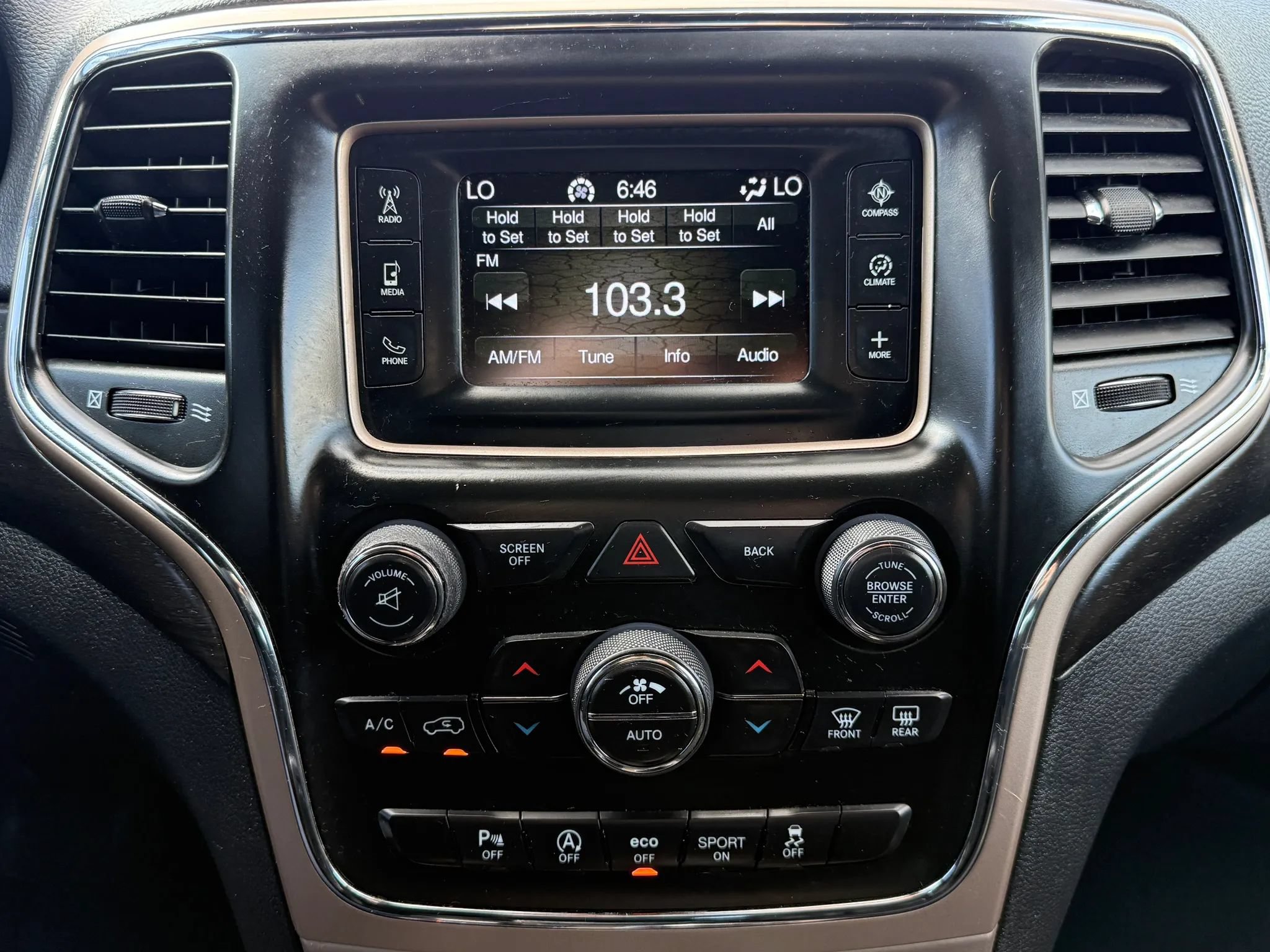 Used 2017 Jeep Grand Cherokee Laredo AWD/4WD image 25