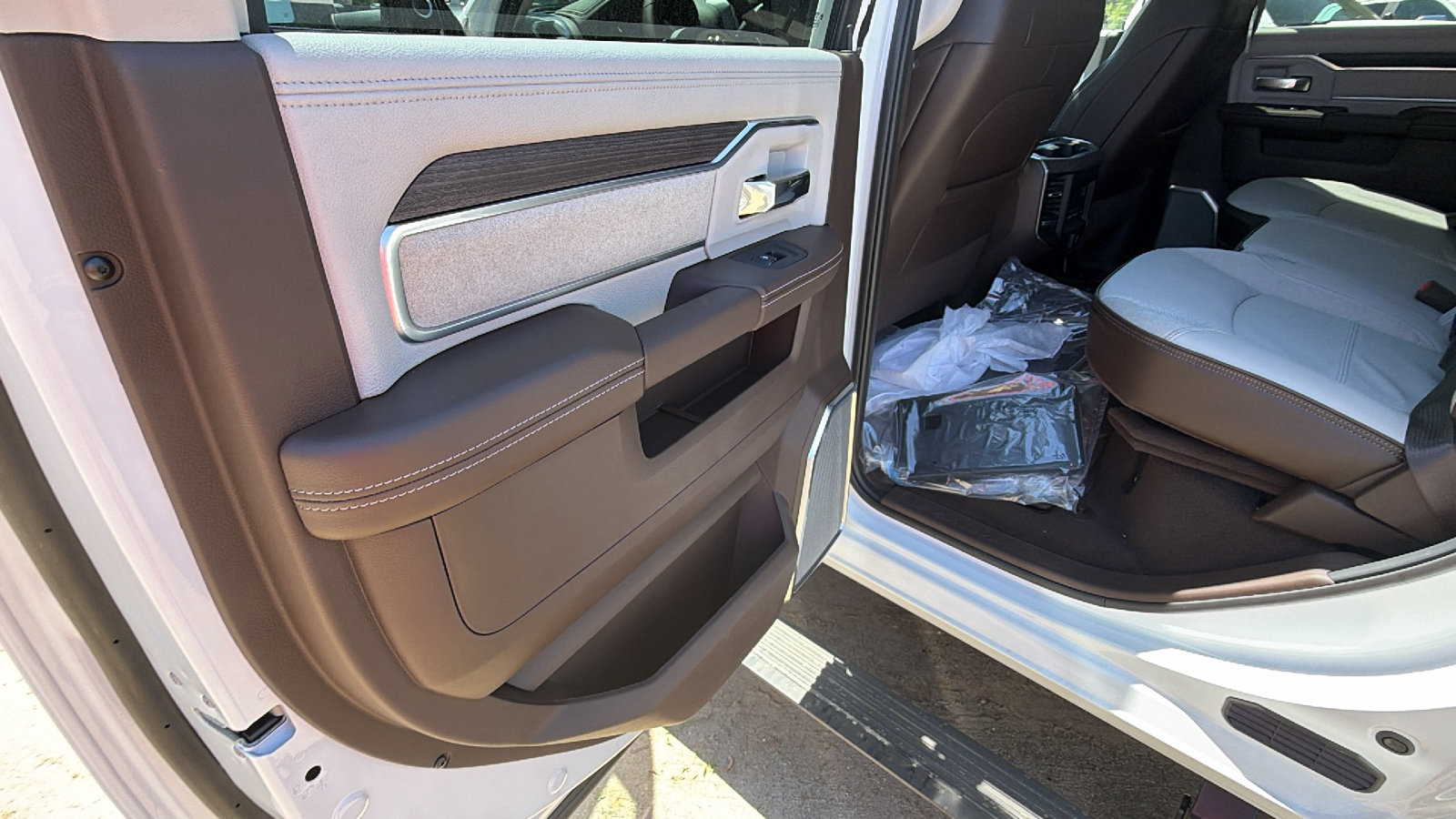 New 2026 RAM 2500 Laramie AWD/4WD image 18