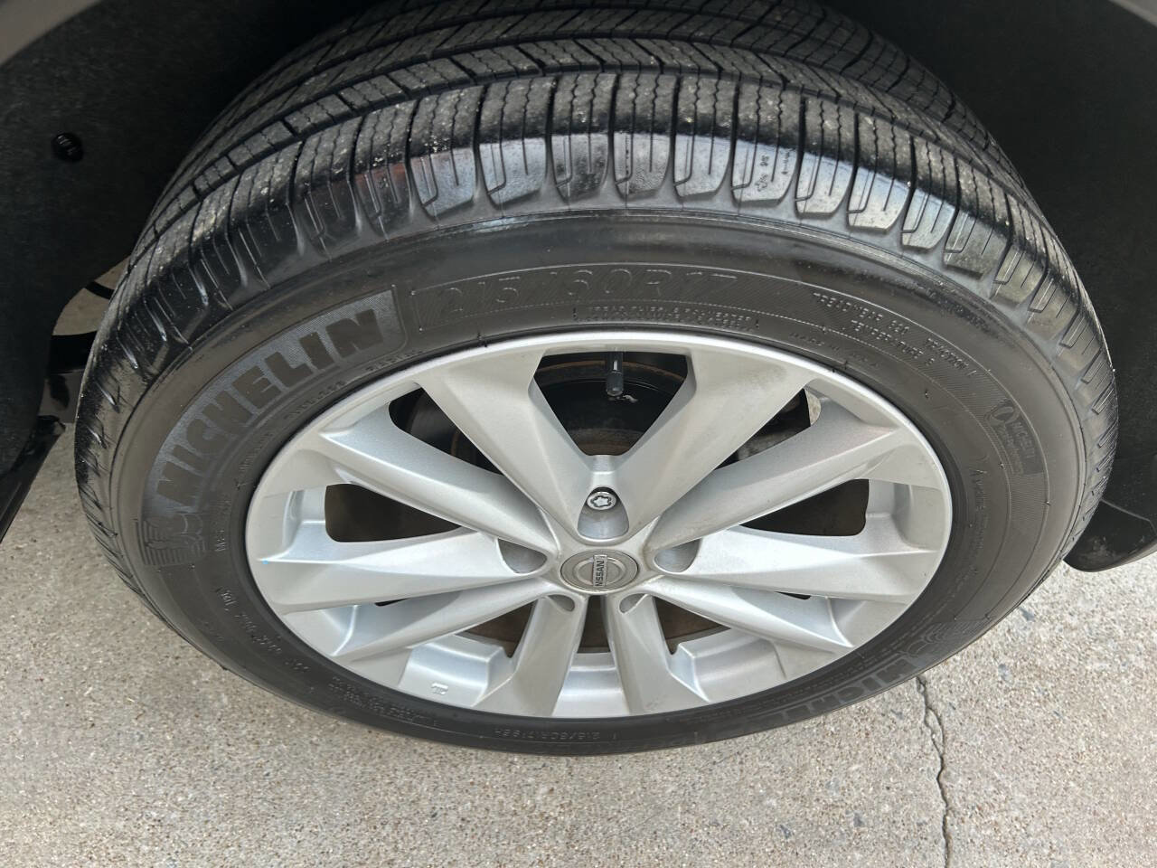 Used 2017 Nissan Rogue Sport SV w/ SV Premium Package image 18