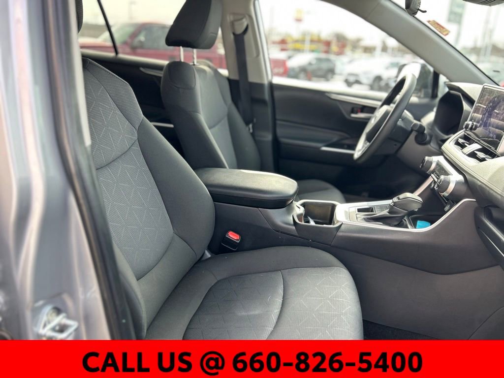 Used 2025 Toyota RAV4 XLE AWD/4WD image 4