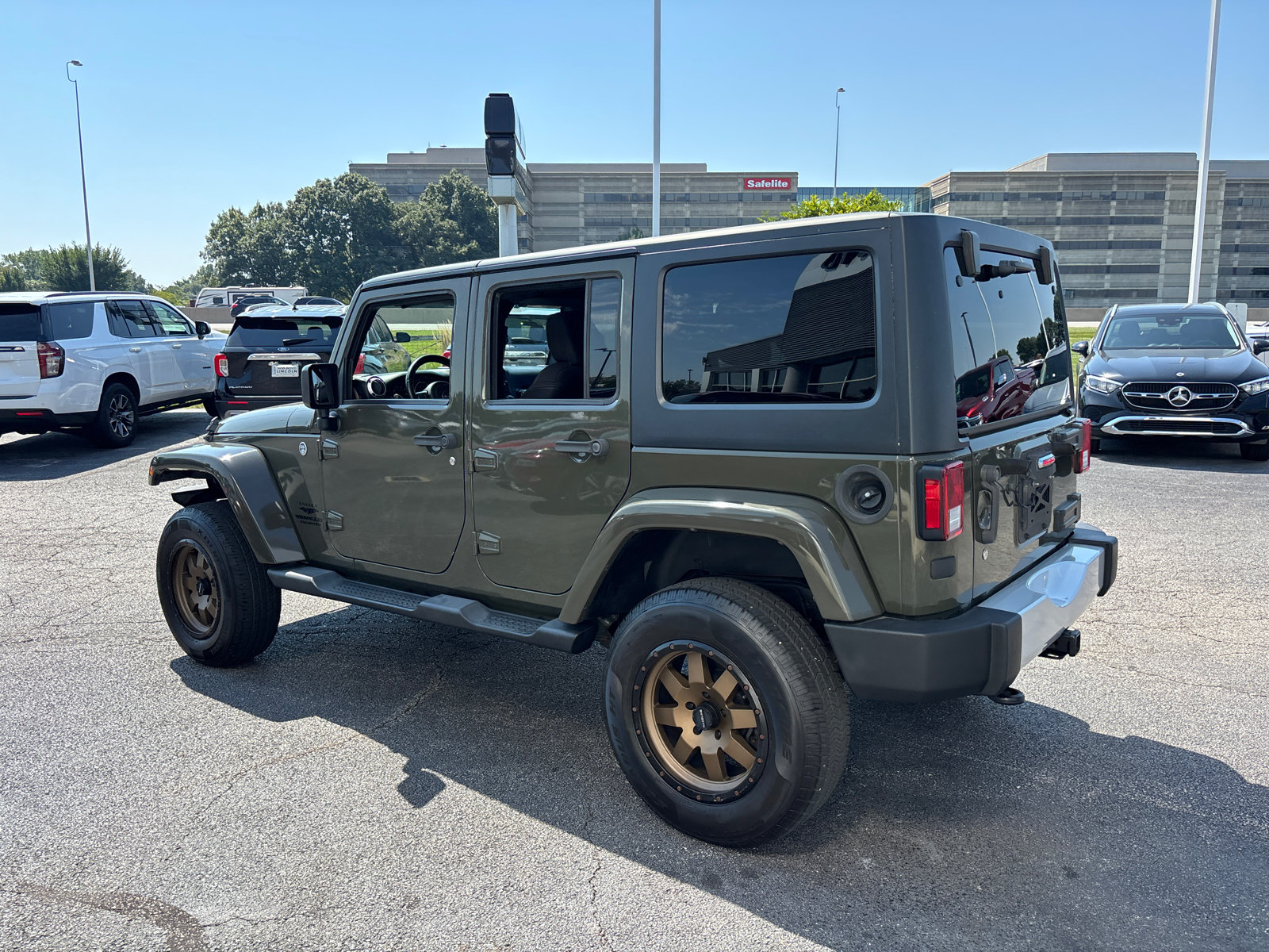 Used 2015 Jeep Wrangler Unlimited Sahara w/ Connectivity Group AWD/4WD image 5