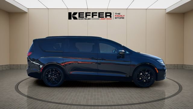 New 2026 Chrysler Pacifica Limited FWD image 6