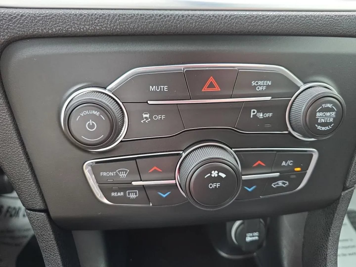 Used 2020 Dodge Charger SXT RWD image 15