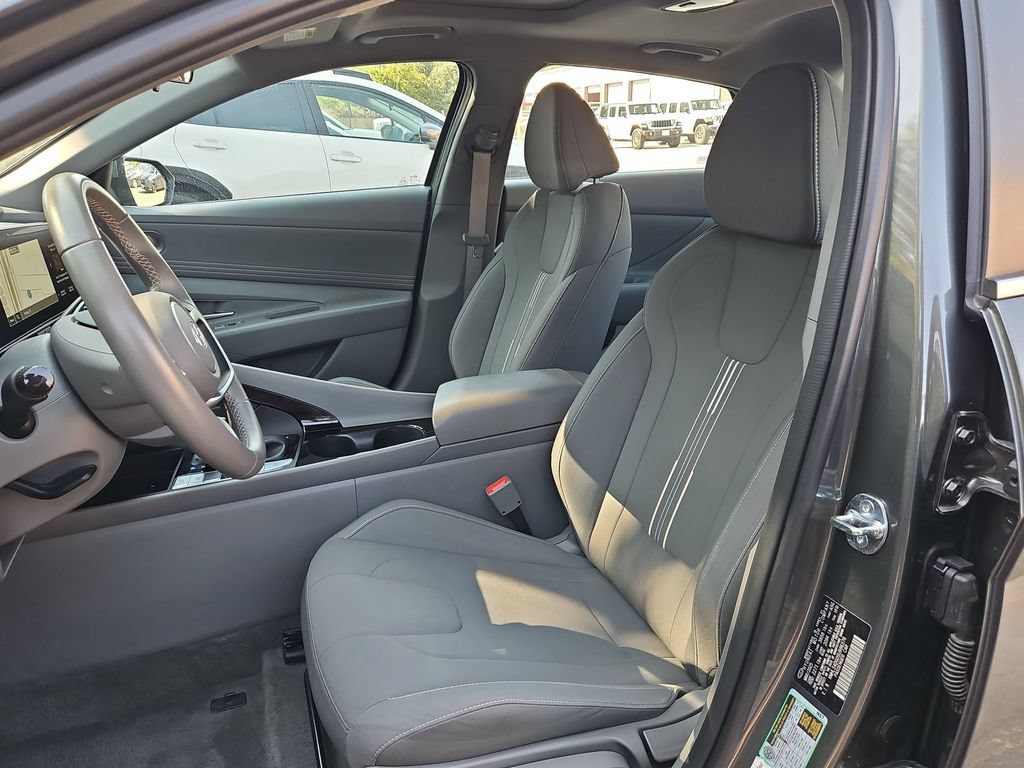 Used 2025 Hyundai Elantra SEL FWD image 25