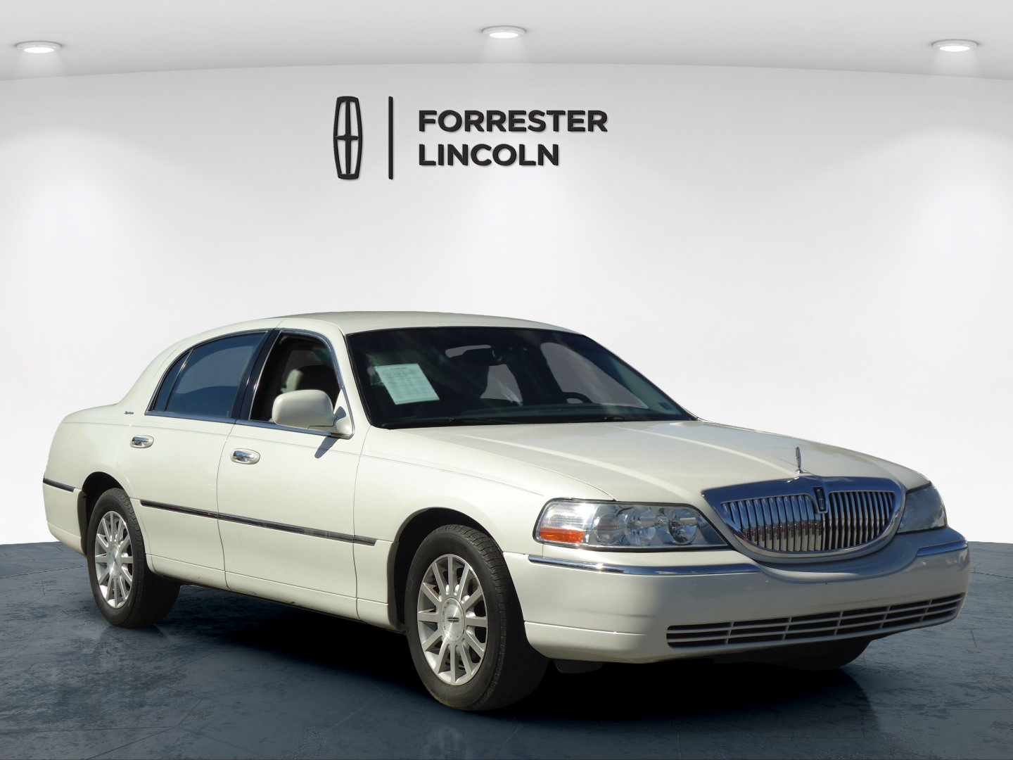 Used 2006 Lincoln Town Car Signature RWD image 1