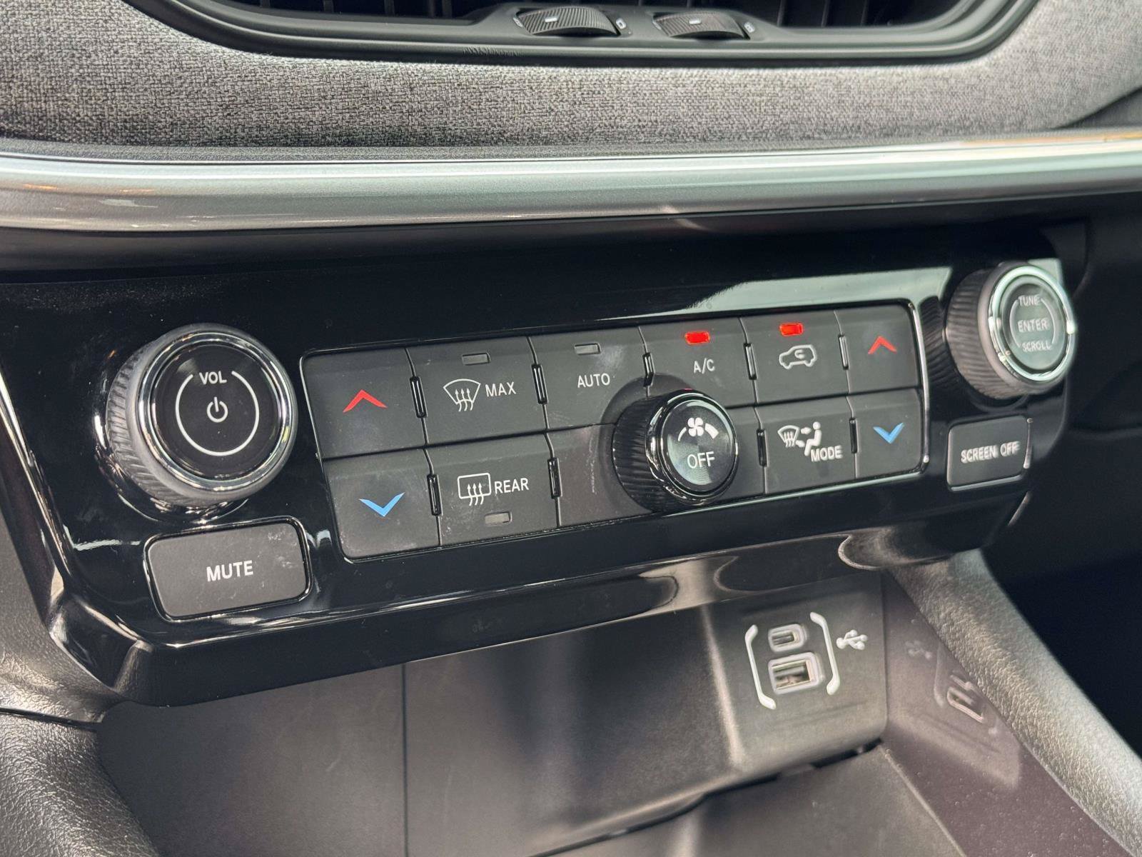 Used 2025 Jeep Compass Latitude w/ Convenience Group AWD/4WD image 18