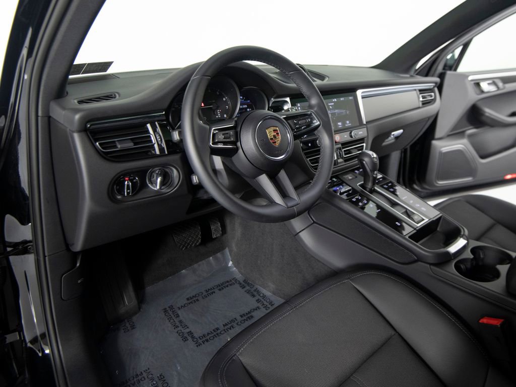 Certified 2025 Porsche Macan image 4