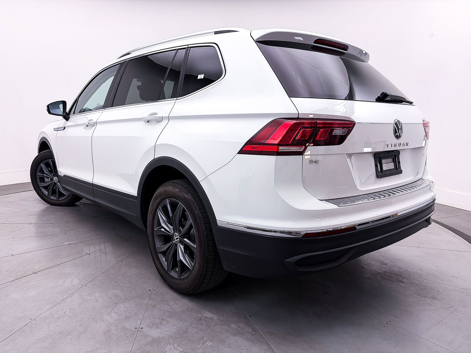 Used 2022 Volkswagen Tiguan SE image 2