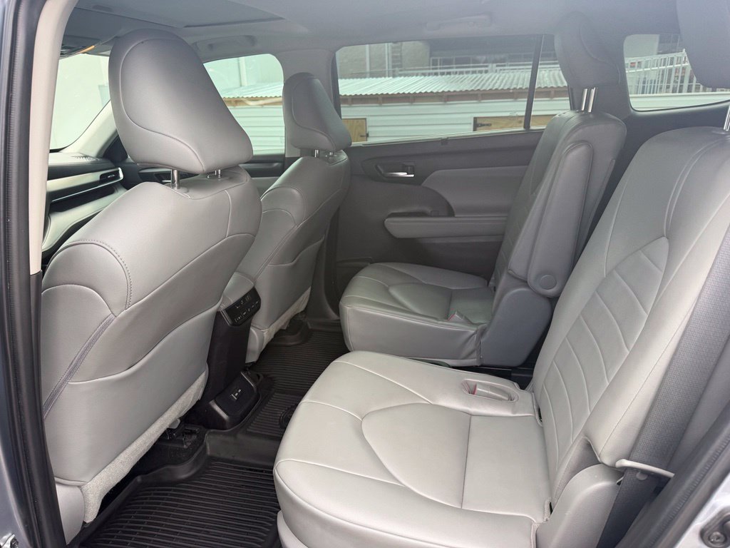 Used 2022 Toyota Highlander XLE FWD image 14