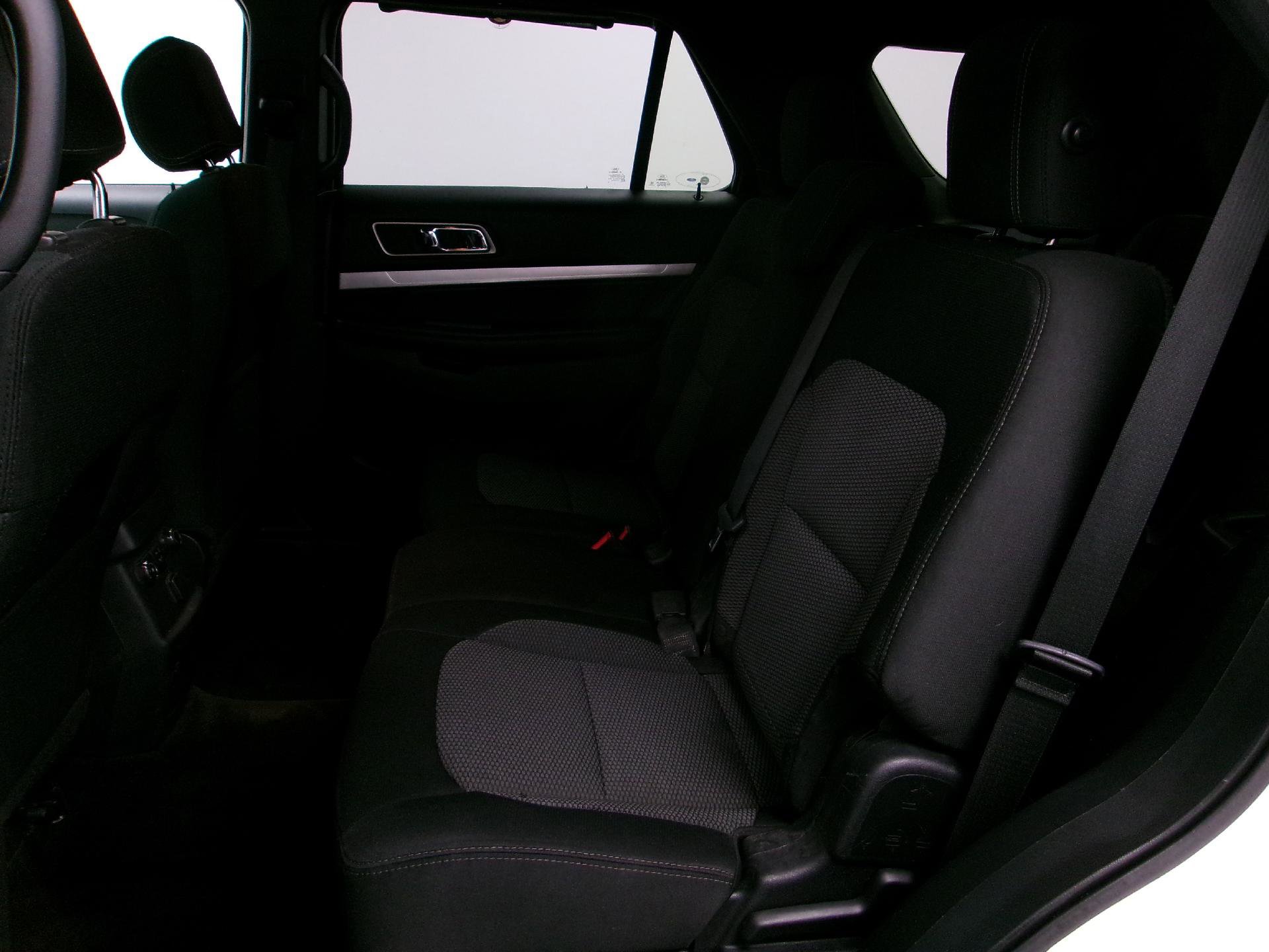 Used 2016 Ford Explorer XLT w/ Equipment Group 201A image 9