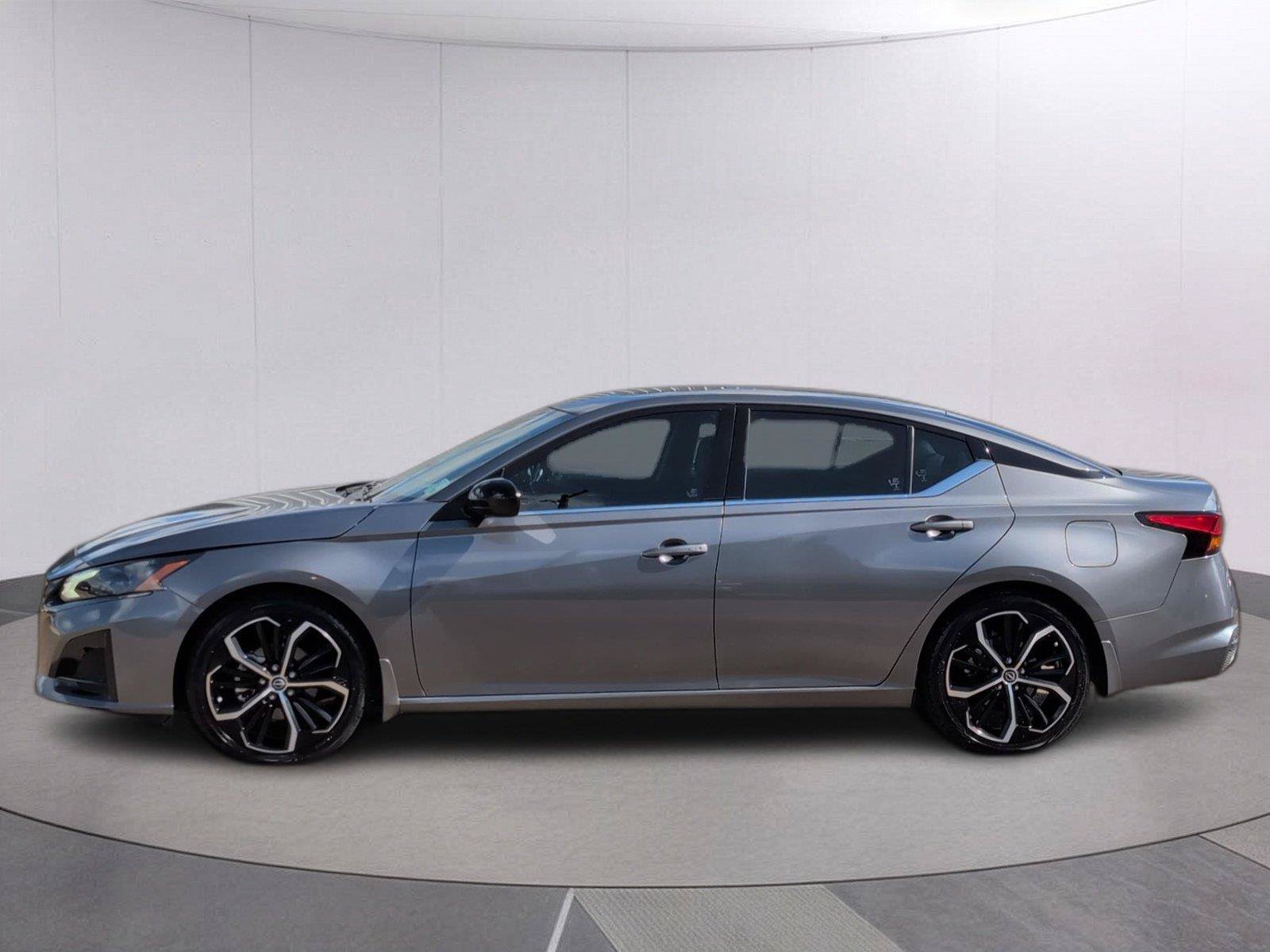 Used 2024 Nissan Altima 2.5 SR w/ SR Premium Package FWD image 2