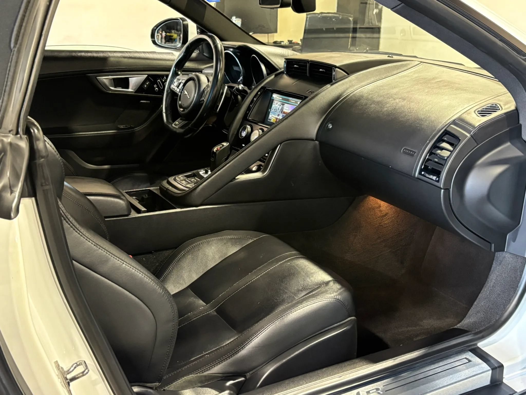 Used 2017 Jaguar F-TYPE R AWD/4WD image 22