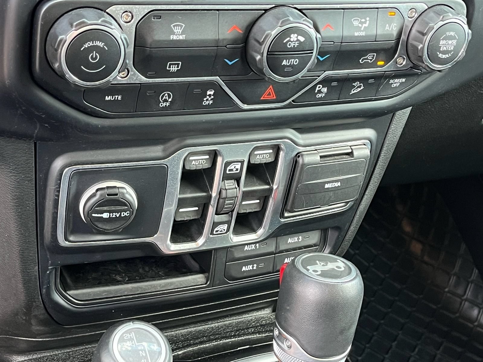 Used 2019 Jeep Wrangler Unlimited Sahara AWD/4WD image 26