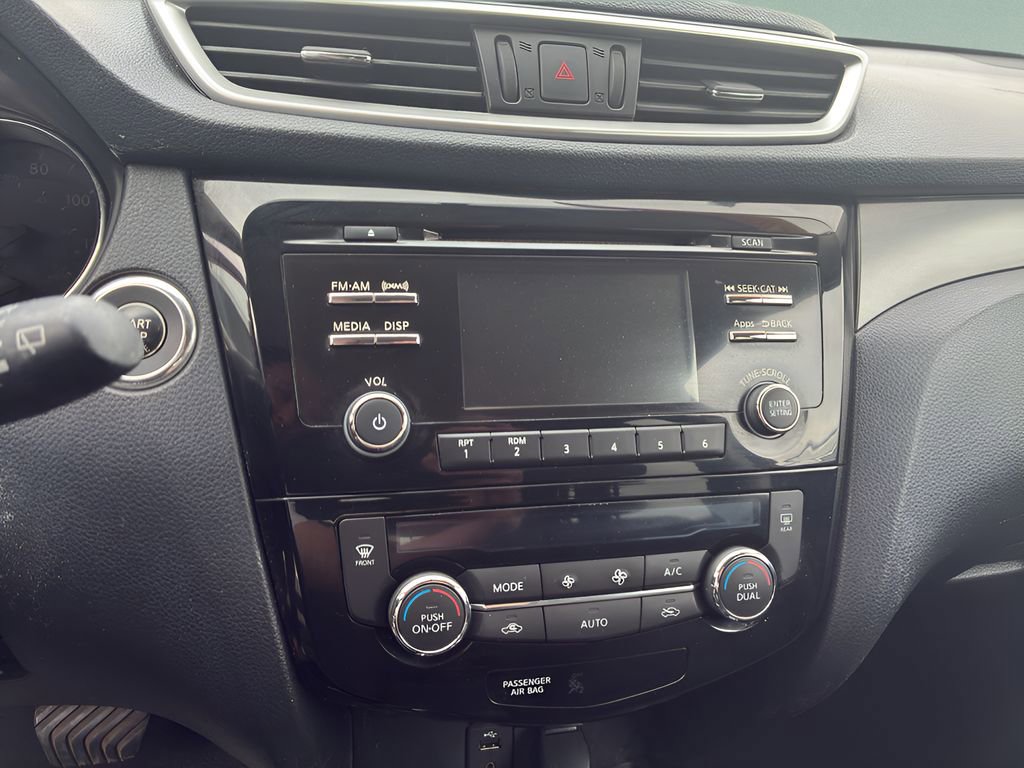 Used 2016 Nissan Rogue SV image 22