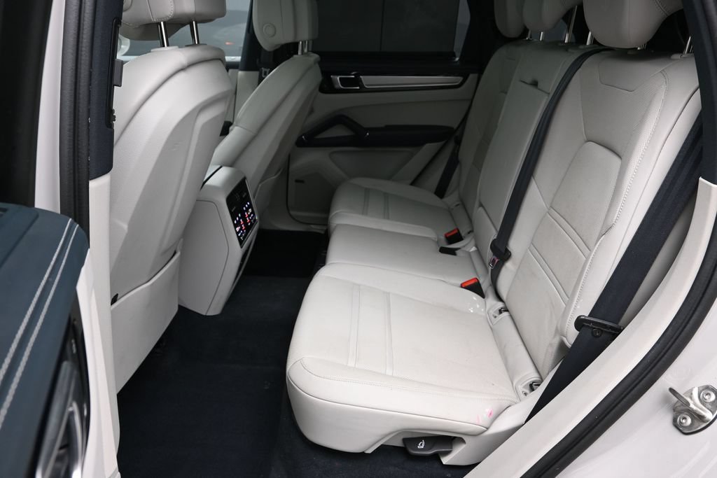 Certified 2023 Porsche Cayenne Platinum Edition AWD/4WD image 16