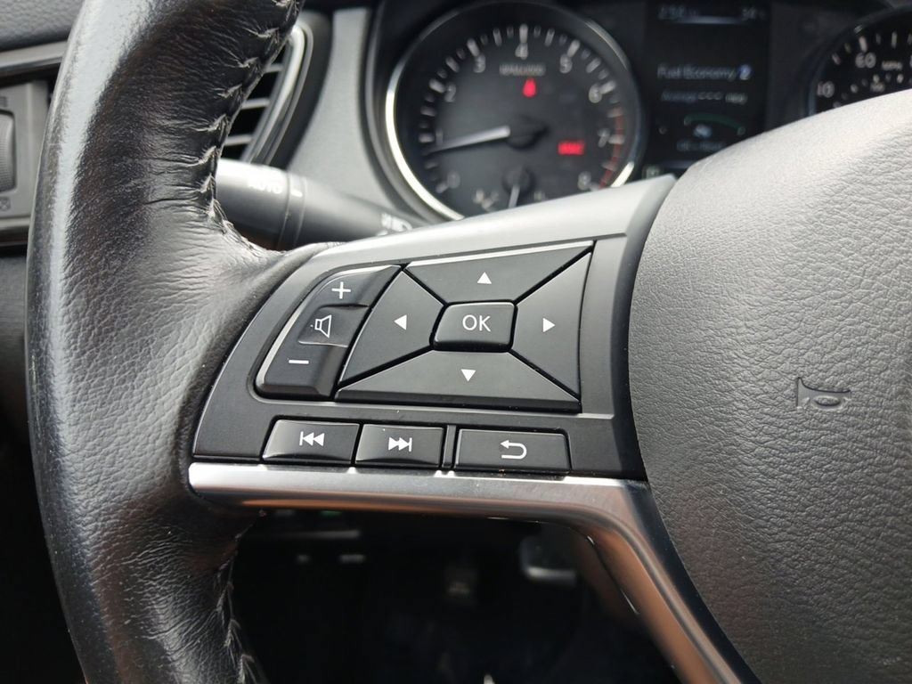 Used 2017 Nissan Rogue SV FWD image 16