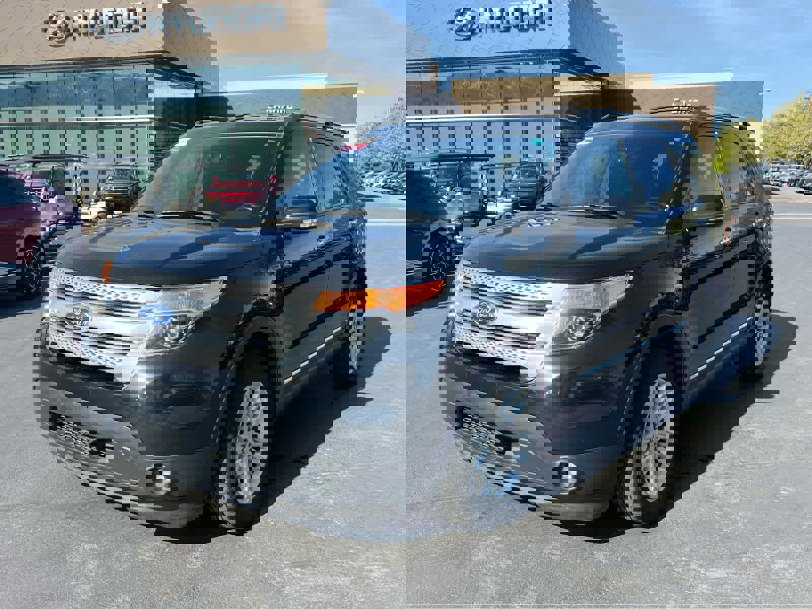 Used 2013 Ford Explorer XLT image 2