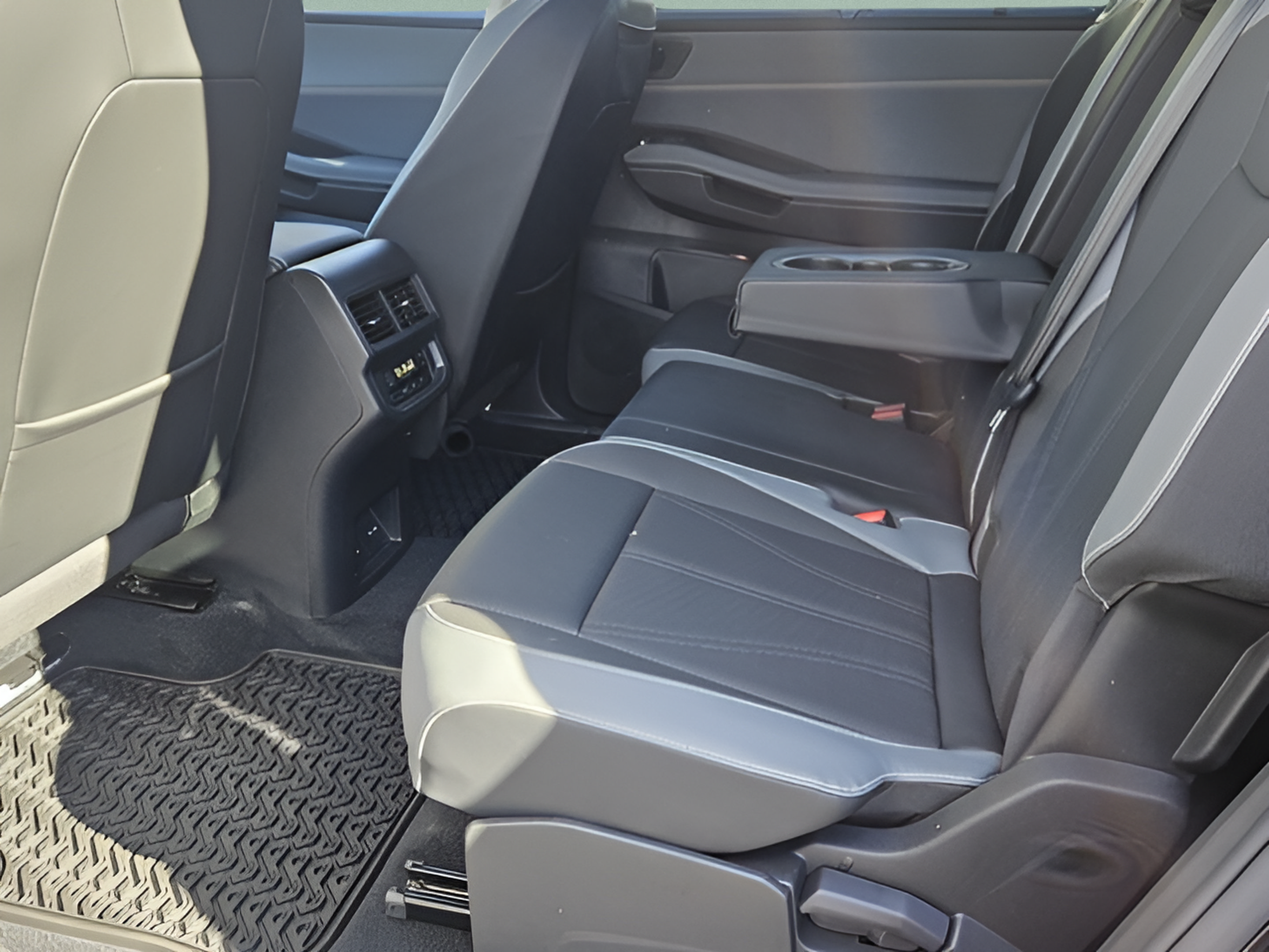 New 2027 Volkswagen Atlas SE FWD image 10