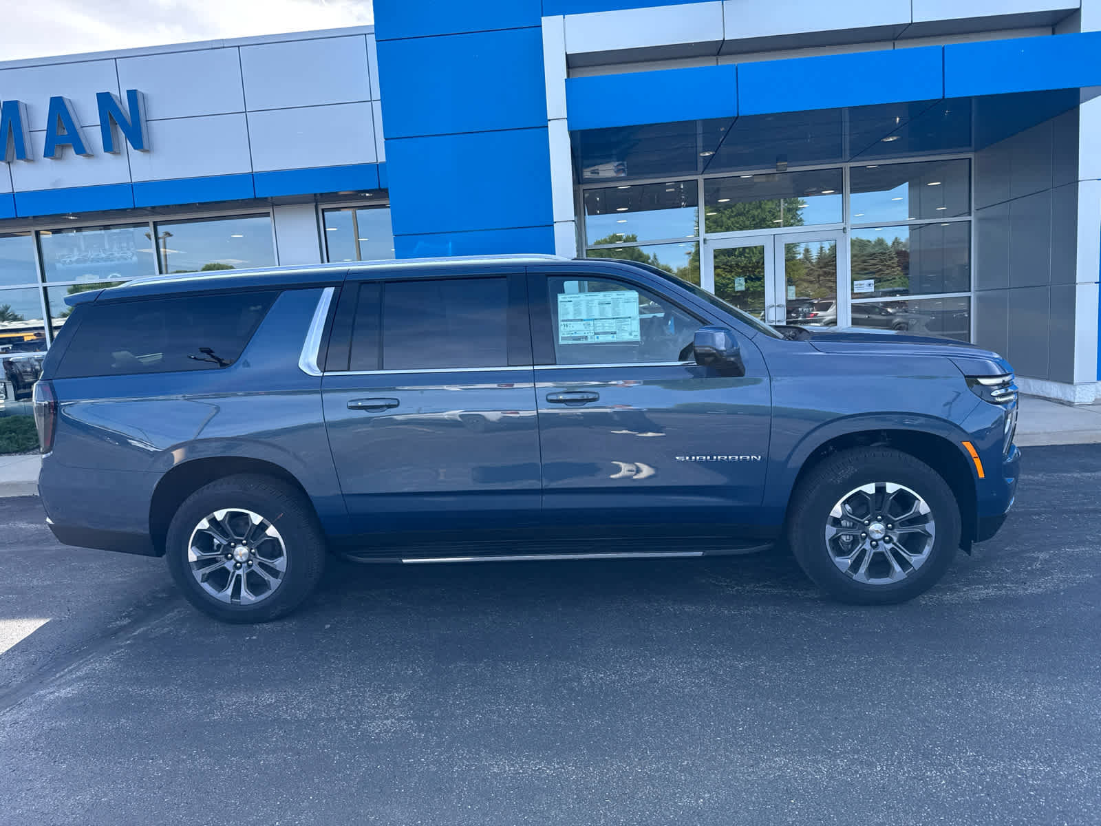 New 2026 Chevrolet Suburban LT w/ Comfort Package AWD/4WD image 3