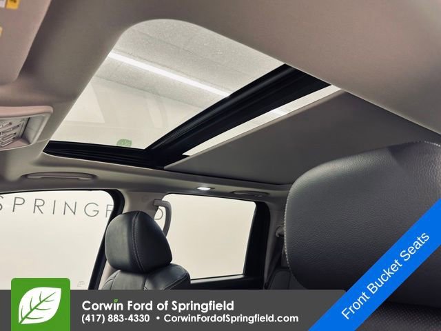 Used 2020 Nissan Titan SL w/ Moonroof Package image 23