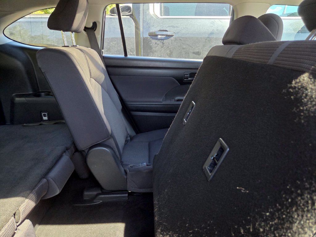 Used 2023 Toyota Highlander LE FWD image 11
