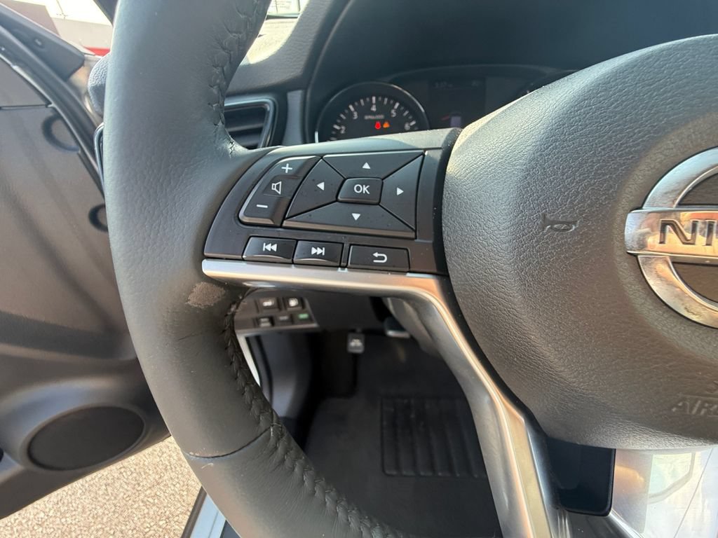 Used 2018 Nissan Rogue SV AWD/4WD image 16