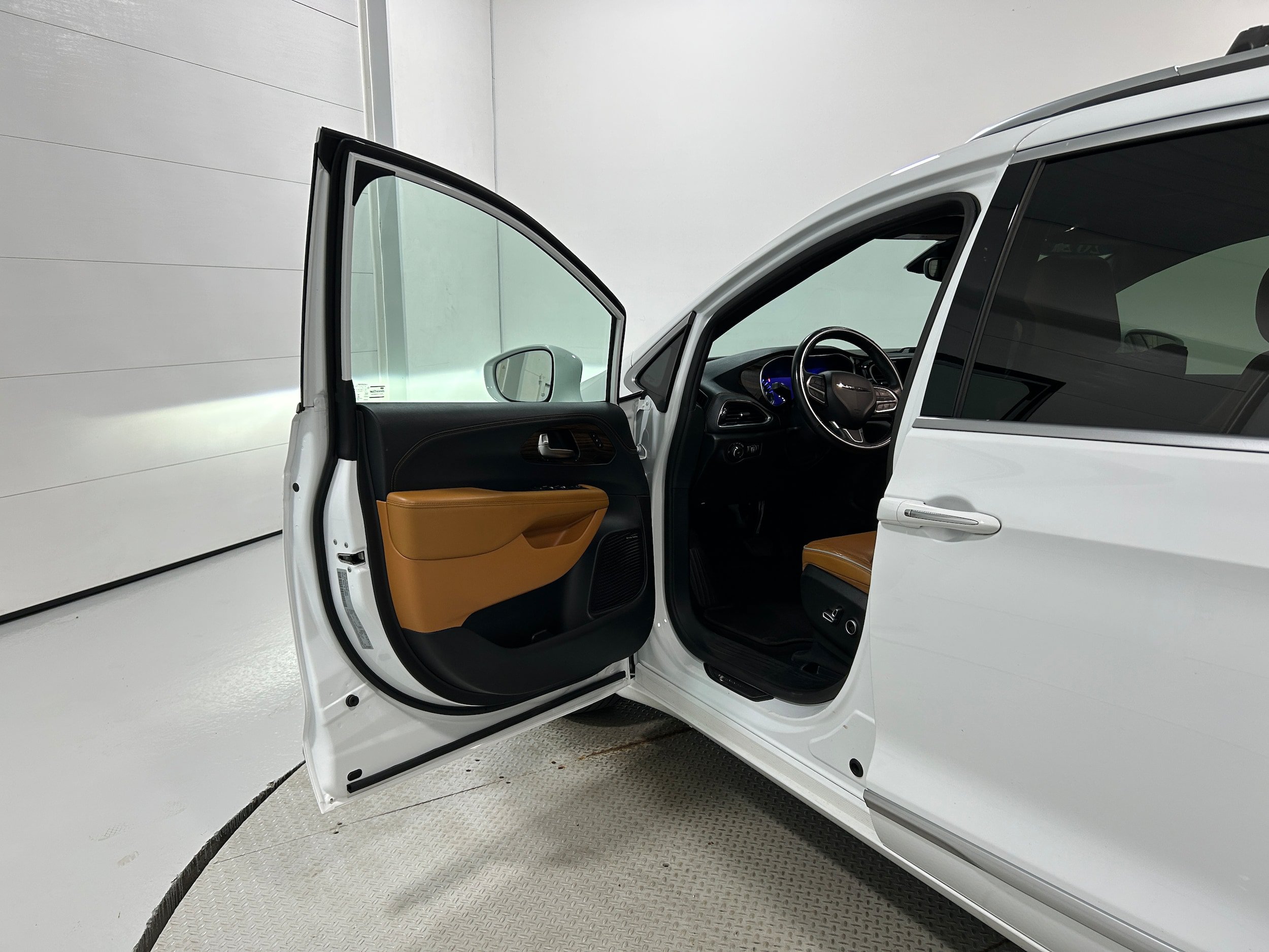 Used 2021 Chrysler Pacifica Pinnacle AWD/4WD image 23