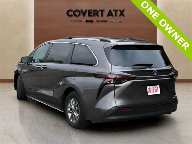 Used 2024 Toyota Sienna XLE image 3
