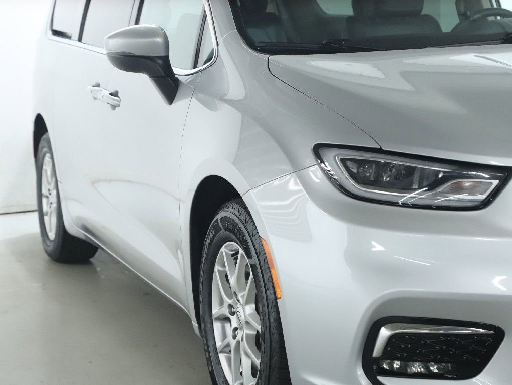 Used 2023 Chrysler Pacifica Touring-L FWD image 8