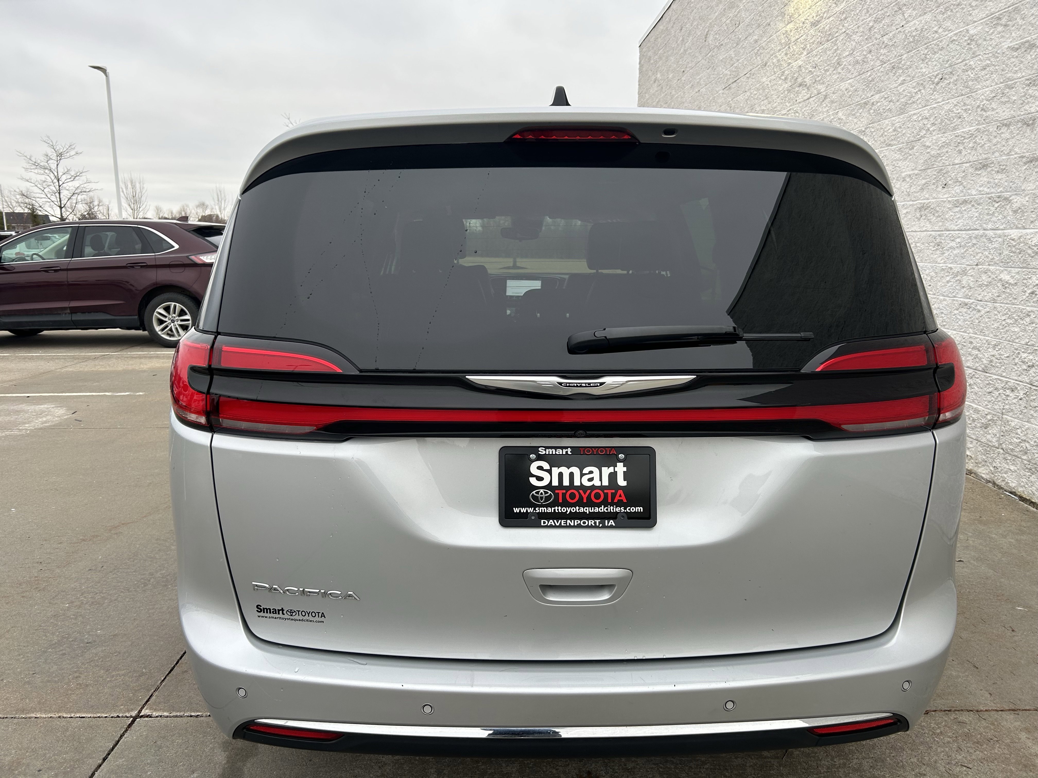 Used 2024 Chrysler Pacifica Touring-L image 5