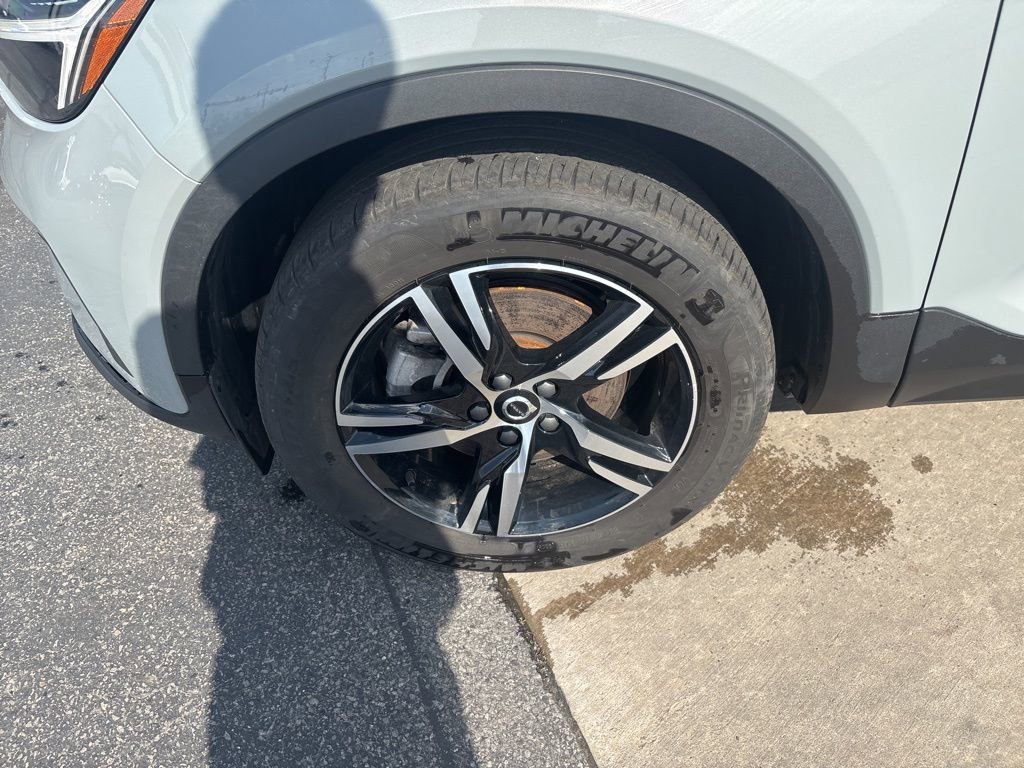 Used 2025 Volvo XC40 B5 Core image 12