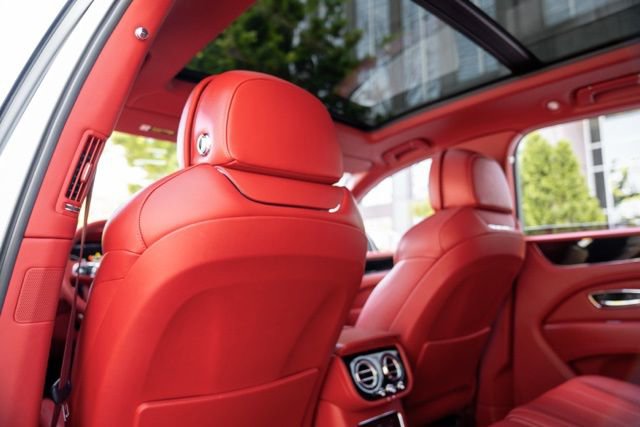 Used 2022 Bentley Bentayga AWD/4WD image 56